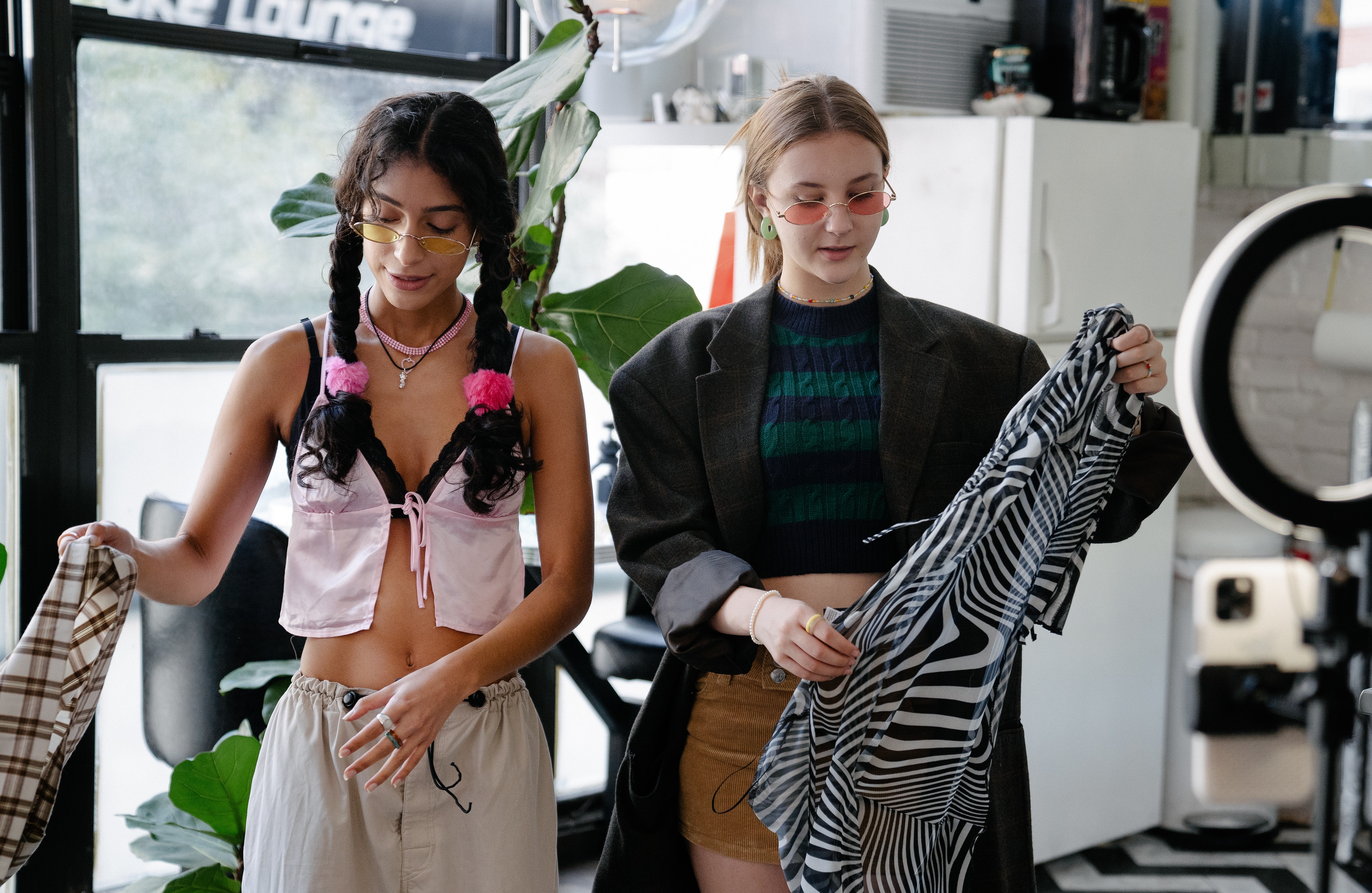 La imagen muestra dos chicas eligiendo ropa